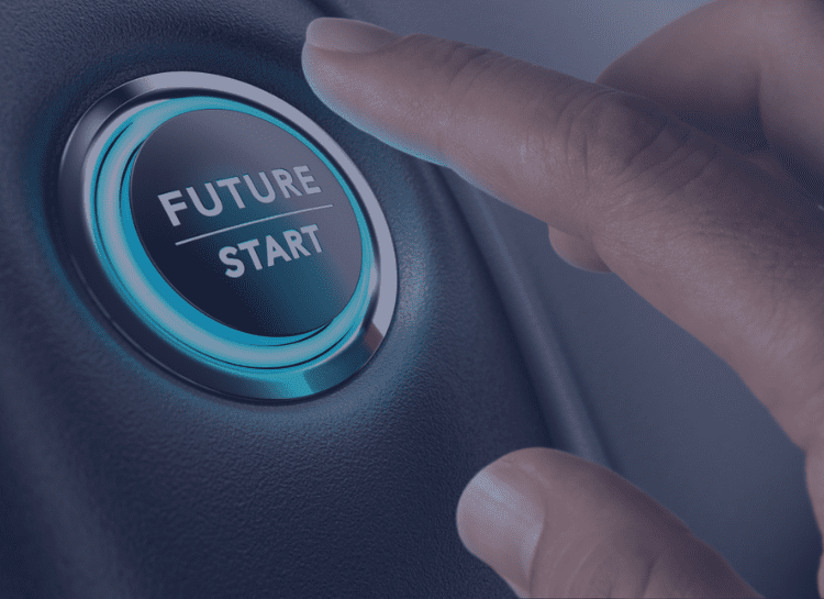 Na imagem vemos uma tecla redonda, há também uma mão com o dedo indicador direcionado para apertar o botão. No botão está escrito Future -start. A modelagem to be é a representação do futuro dos processos, por isso a referência.