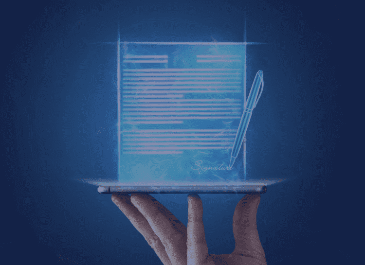 na imagem vemos uma mão segurando um tablet sobre as pontas dos dedos. No tablet, que está deitado, está se projetando um holograma de um documento e uma caneta. A imagem representa o título do artigo: um processo de assinatura eletrônica.